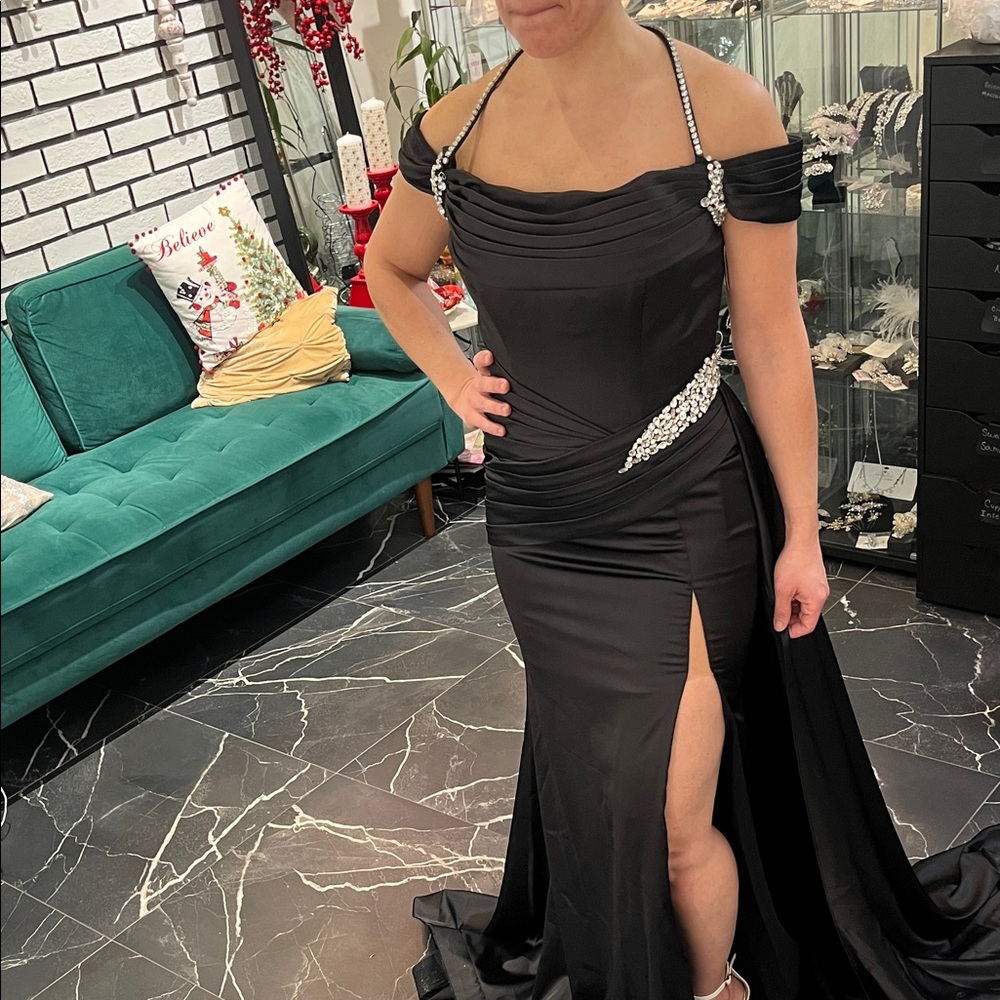 Portia and Scarlett Elegant Black Off-Shoulder Evening Gown size 6